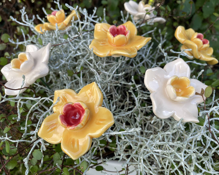 Håndlaget Hvite Påskelilje – Keramisk Blomst