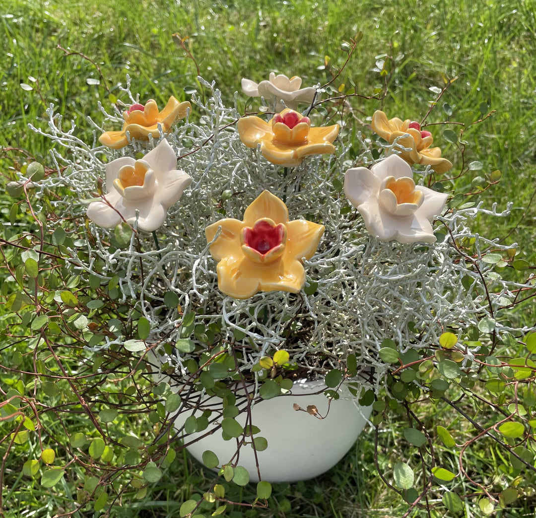 Håndlaget Hvite Påskelilje – Keramisk Blomst