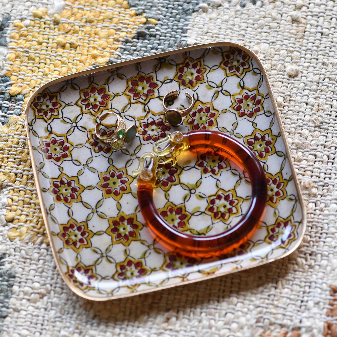 Emaljert fat med elegant mønster