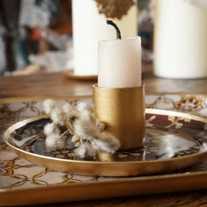 Magnetisk lysestake i messingfarget metall – fleksibel eleganse til dine emaljefat